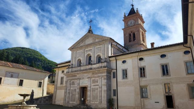 direkt gegenüber die 1211 erbaute Klosterkirche San Bartolomeo