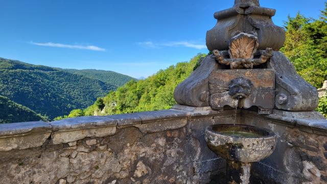 von der mächtigen Ringmauer mit Brunnen...