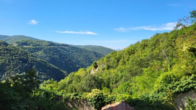 ...geniesst man eine traumhafte Aussicht auf das Fiume-Tal und zu den Monti Ernici