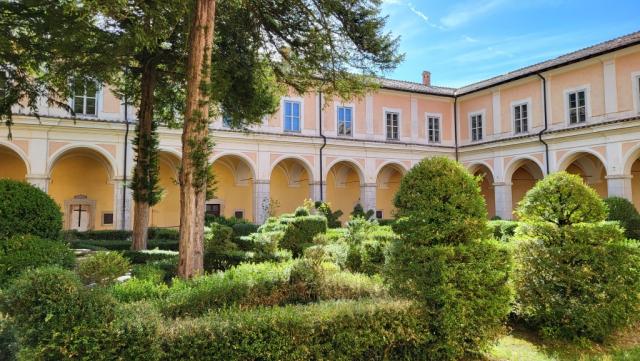 ...reichhaltige Bibliothek untergebracht, heute eine Staatsbibliothek