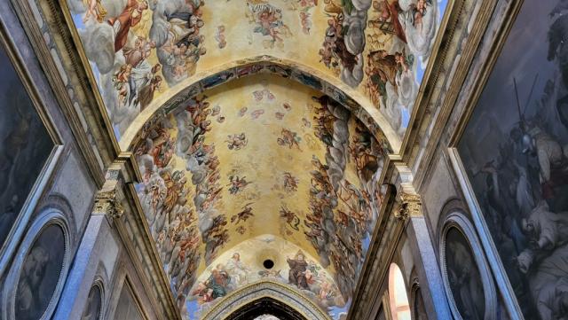 die Kirche wurde über die Jahrhunderte stark umgebaut und trägt einen überwiegend barocken Stil