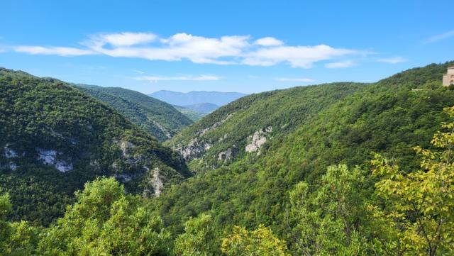 wir blicken in das tief eingeschnittene Fiume-Tal