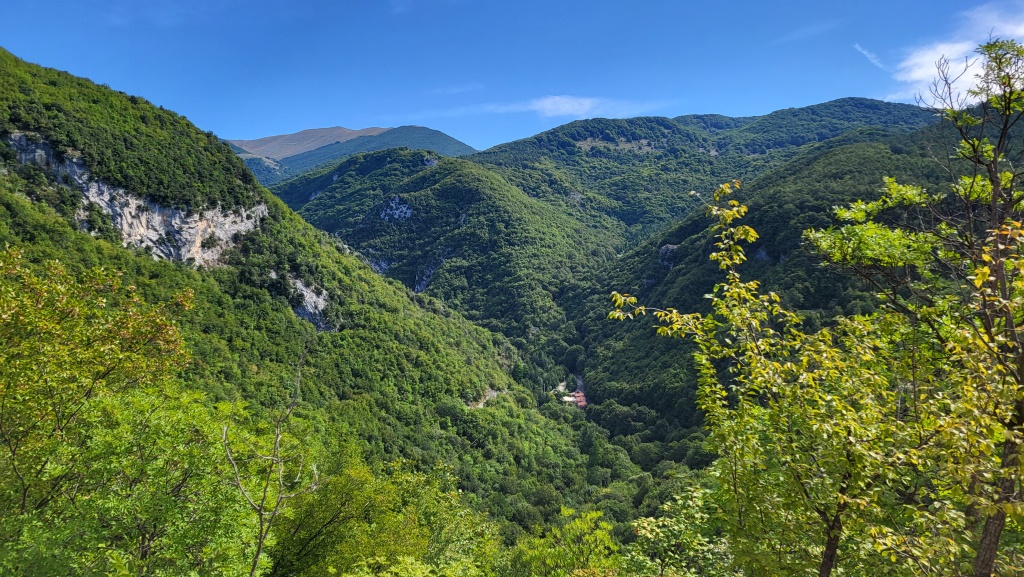 Tief unter uns – kaum erkennbar – liegt die Brücke Ponte dei Santi, über die wir den Fluss Fiume überqueren