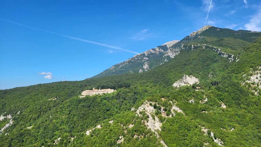 ...den Monte Porca und Teile der Bergkette der Monti Ernici geniesst