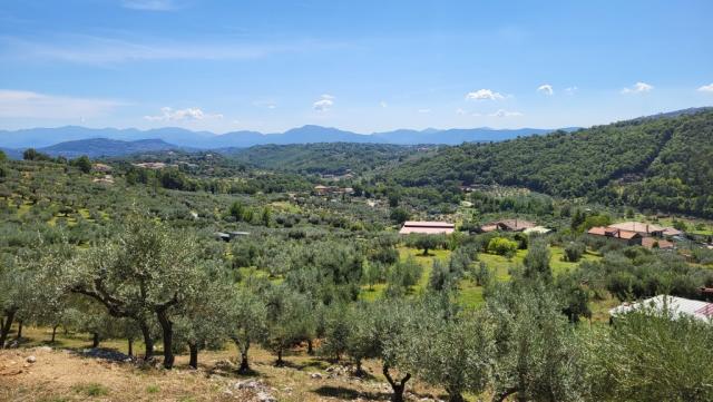 unser Blick schweift über die Ebene Richtung Frosinone und weiter zur Bergkette, die dahinter das Meer abschirmt