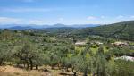 unser Blick schweift über die Ebene Richtung Frosinone und weiter zur Bergkette, die dahinter das Meer abschirmt
