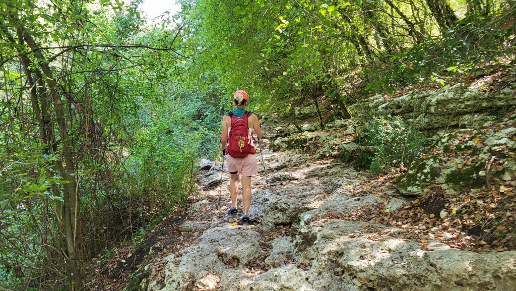 der Wanderweg wird nun ein bisschen anspruchsvoller führt er doch über grosse Felsbrocken