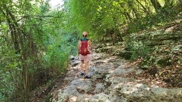 der Wanderweg wird nun ein bisschen anspruchsvoller führt er doch über grosse Felsbrocken