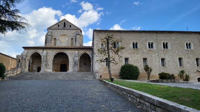 die Abtei ist ein herausragendes Beispiel (einer der wenigen) der zisterziensischen Gotik in Italien