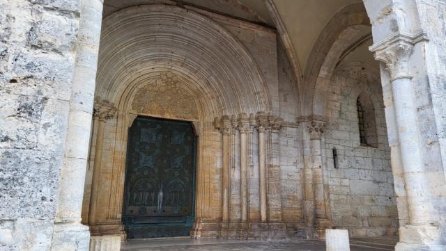das Portal der Basilika weckt Erinnerungen an jene Portale, die wir auf dem Jakobsweg in Frankreich gesehen haben