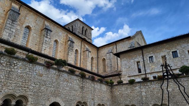 ursprünglich ein Benediktinerkloster (ab 1036), wurde es 1202 von Zisterziensern übernommen