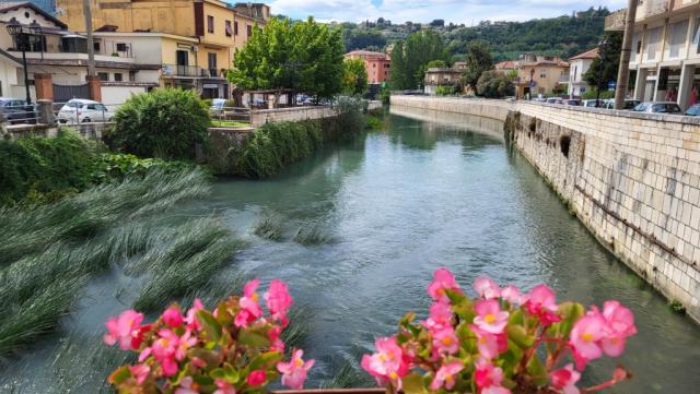 über eine Brücke überqueren wir den ersten Arm der Liri. 305 v. Chr. gelangte die Region unter römische Herrschaft