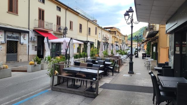 Isola del Liri ist berühmt für seine zahlreichen Restaurants und Bars – an warmen Abenden pulsiert das Leben