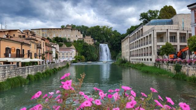 auf der Insel eröffnet sich uns der Blick auf einen der beiden natürlichen Wasserfälle...