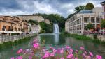 auf der Insel eröffnet sich uns der Blick auf einen der beiden natürlichen Wasserfälle...