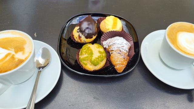 in einer der vielen Bars gönnen wir uns eine Kaffeepause