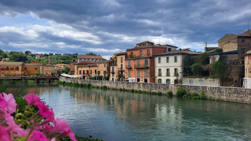 mit etwas Wehmut verlassen wir Isola del Liri. Besonders die Altstadt mit dem Wasserfall hat uns gefallen