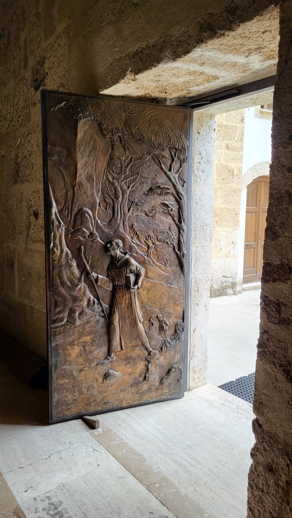 mit Freude setzen wir einen Schritt über die Schwelle und betreten die Basilika