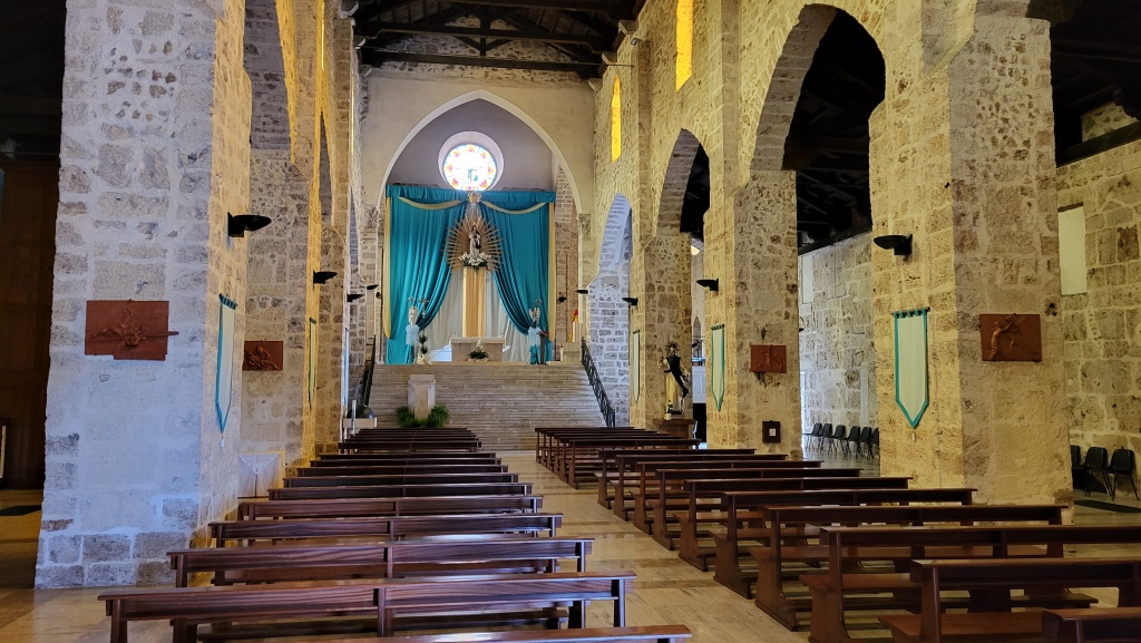 das Innere der Kirche besitzt eine stille, kraftvolle Schlichtheit, die typisch für die gotische Architektur ist