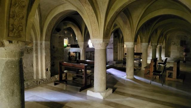 sie ist von massiven Pfeilern getragen, die das Gewicht der darüberliegenden Kirche aufnehmen