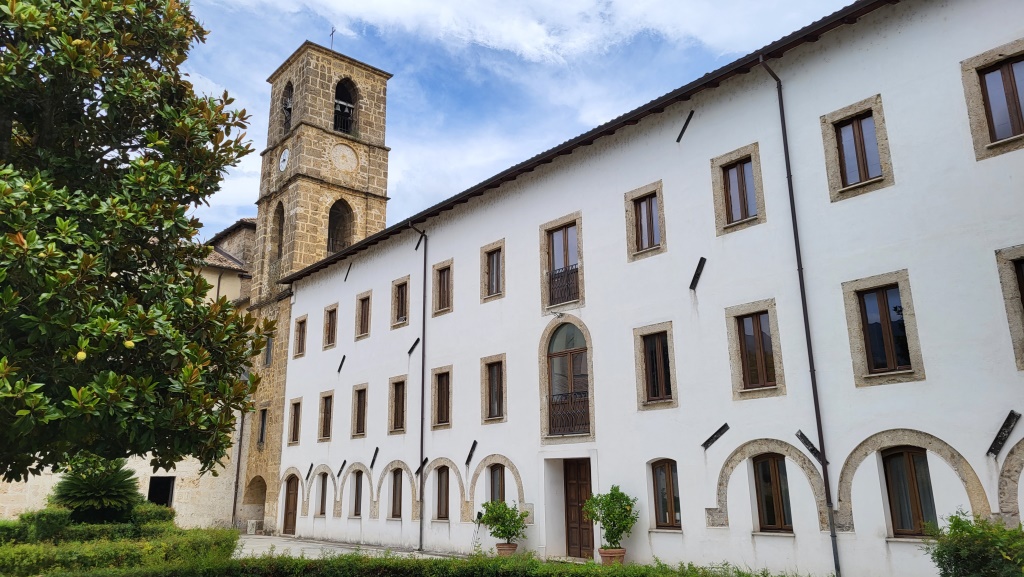 wir schlagen einen kurzen Umweg ein, um die Zisterzienserabtei San Domenico di Sora zu besuchen