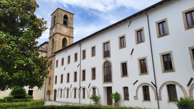 wir schlagen einen kurzen Umweg ein, um die Zisterzienserabtei San Domenico di Sora zu besuchen