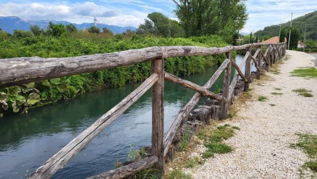 über einen schönen Uferweg entlang des Flusses Fibreno geht es nun weiter in Richtung Arpino
