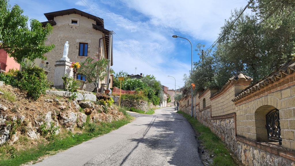 wir durchqueren das kleine Dorf Carnelo