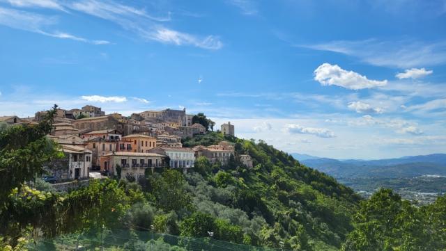 vor uns liegt Arpino. Darüber thront die Acropoli di Civitavecchia, die besuchen wir auf der nächsten Etappe