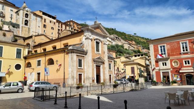 beim Rathausplatz liegt die barocke, auf den Ruinen eines Apollotempels errichtete Chiesa San Michele Arcangelo