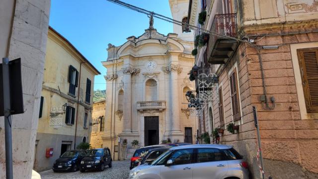 im historischen Zentrum die Collegiata di Santa Maria di Civita 11. Jhr. mit einer Bibliothek aus dem 13. Jhr.