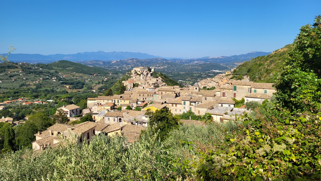 wir blicken hinunter nach Arpino, wo das Schloss Re Ladislao aus dem 13. Jahrhundert über der Stadt thront