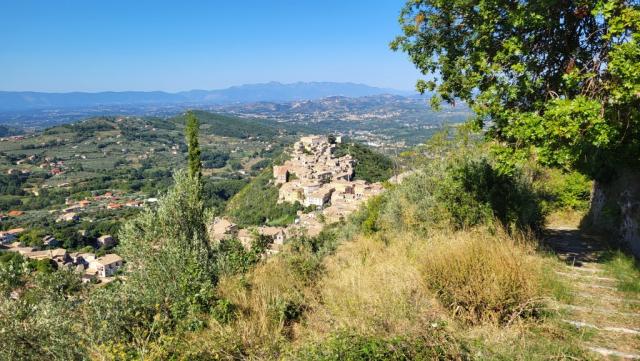 die Aussicht wird immer gewaltiger: Arpino und das Valle del Liri breiten sich vor uns aus