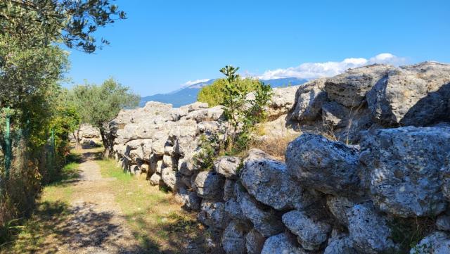 die massiven polygonale Mauern, gehören zu den ältesten und grössten ihrer Art im Mittelmeerraum
