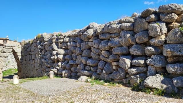 das berühmteste Element der Akropolis ist ein Kragbogen dem einzigen seiner Art in Italien
