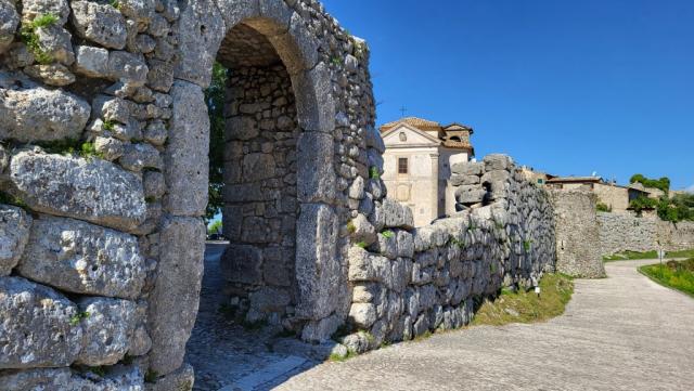 wir verlassen Civitavecchia, dessen mächtige Zyklopenmauer aus Steinen besteht, die teils über fünf Tonnen wiegen