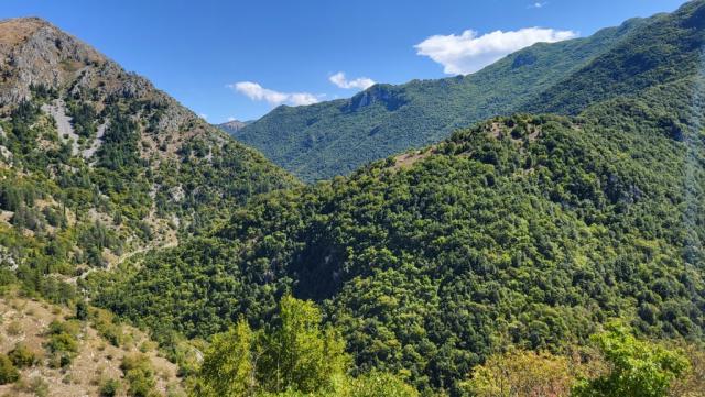 wir lassen den kleinen Weiler Pugliaro hinter uns, und blicken in das Valle Comino