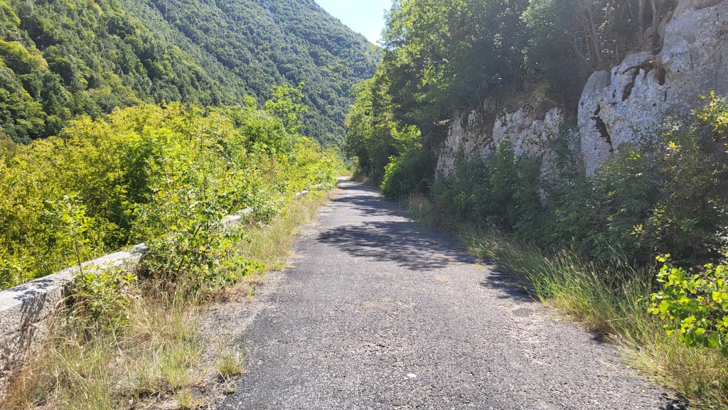 der steile Serpentinenpfad leitet uns hinunter zum Tracciolino, einer Strasse, die für den Autoverkehr gesperrt ist