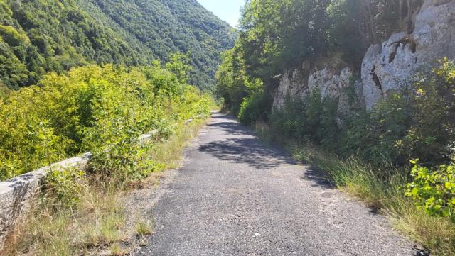 der steile Serpentinenpfad leitet uns hinunter zum Tracciolino, einer Strasse, die für den Autoverkehr gesperrt ist