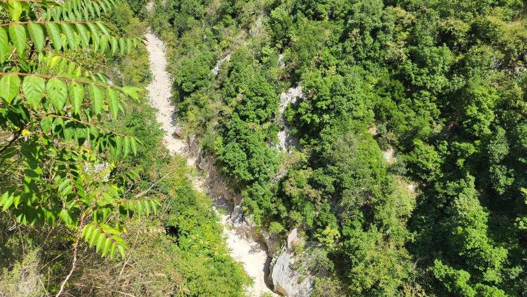 der Fluss Melfa hat sich über Jahrtausende tief in das Gebirge eingeschnitten...