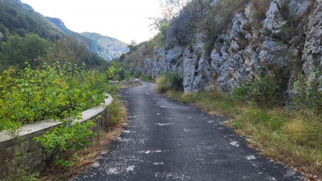 der berühmte Tracciolino, ein schmaler Panoramaweg hoch über der Schlucht führt uns nun immer leicht bergab