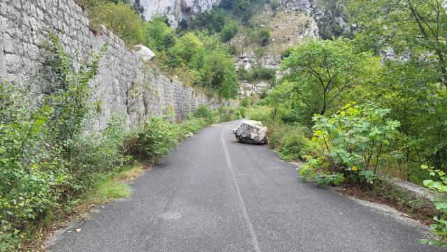 ups – hoffentlich löst sich kein solcher Brocken, während wir hier hindurchlaufen