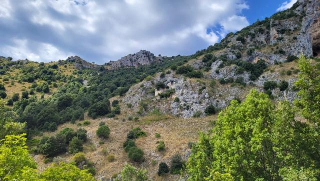 die steilen Felswände, das klare Wasser und die dichten Wälder machen das Gebiet zu einem echten Naturjuwel
