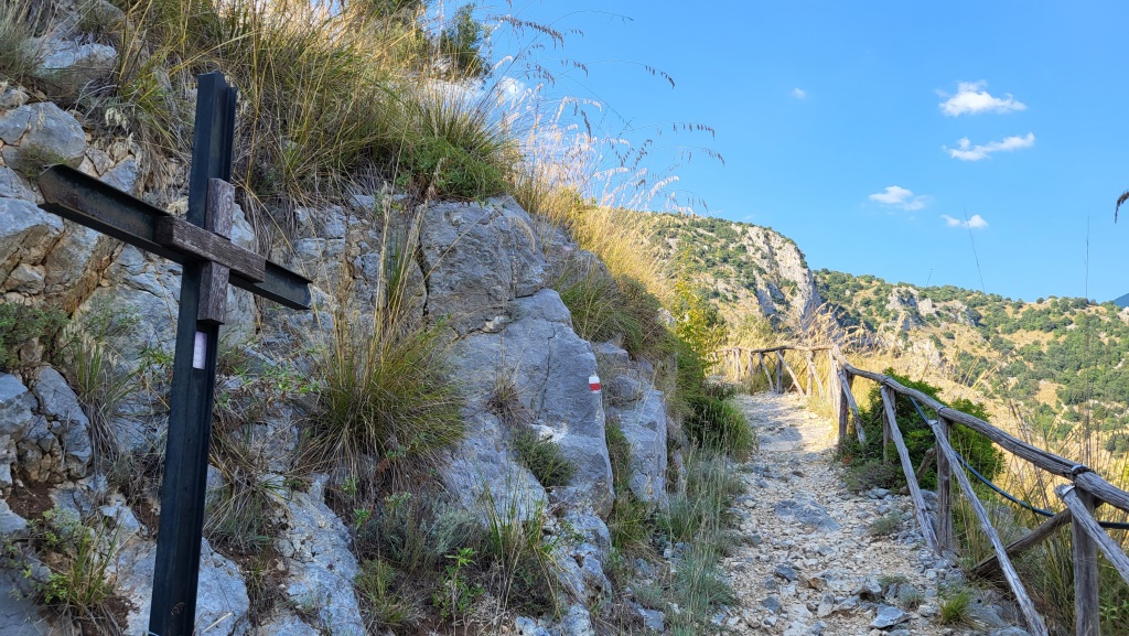 der Weg steigt steil an, und bei dieser Hitze wird das Ganze zu einer äusserst schweisstreibenden Herausforderung