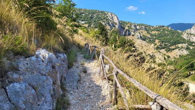 auf dem teils in den Fels gehauenen Saumpfad wandern wir nun wieder taleinwärts