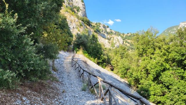 der Bergpfad ist sehr gut erstellt und überquert Geröllhalden