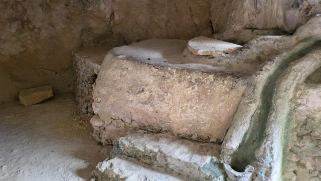 mithilfe eines ausgeklügelten Systems aus kleinen, in die Felswand gegrabenen Kanäle...