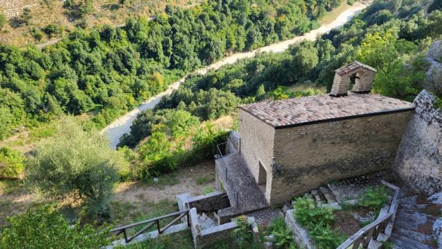 die Mönchszellen und der zentrale Raum für gemeinsame Andachten geht vermutlich auf das 8. oder 9. Jh. zurück