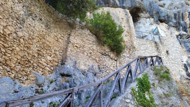 der Eremo besteht aus einer kleinen Kirche und einer darüber gelegene Ansammlung von Höhlen