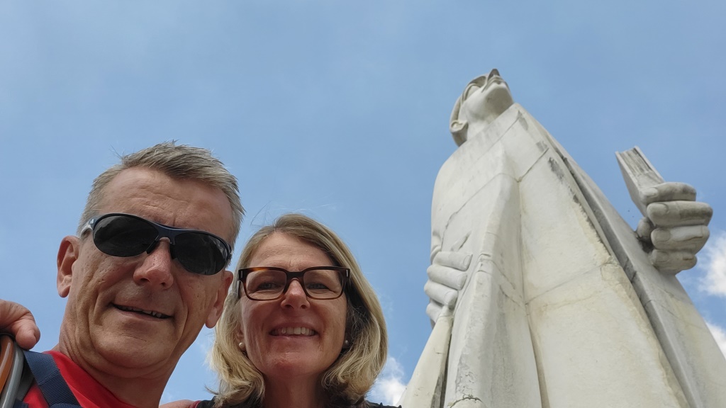 vor der monumentalen Statue des heiligen Thomas von Aquin halten wir den Moment mit einem Foto fest